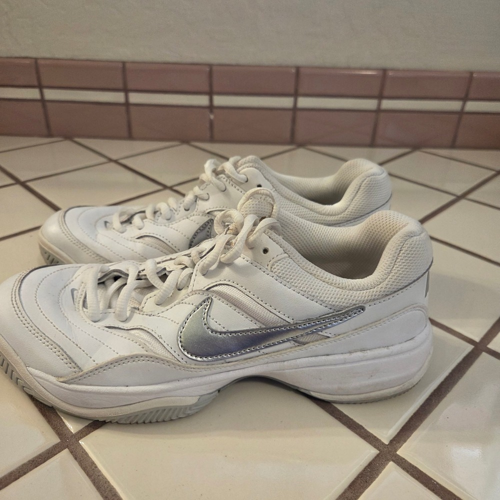 Nike Court Lite Women 6.5 White Silver Tennis Shoes 845048-100
